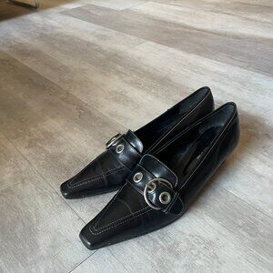 Black Leather Early 00s Priori pointed toe kitten heel shoe with silver buckle